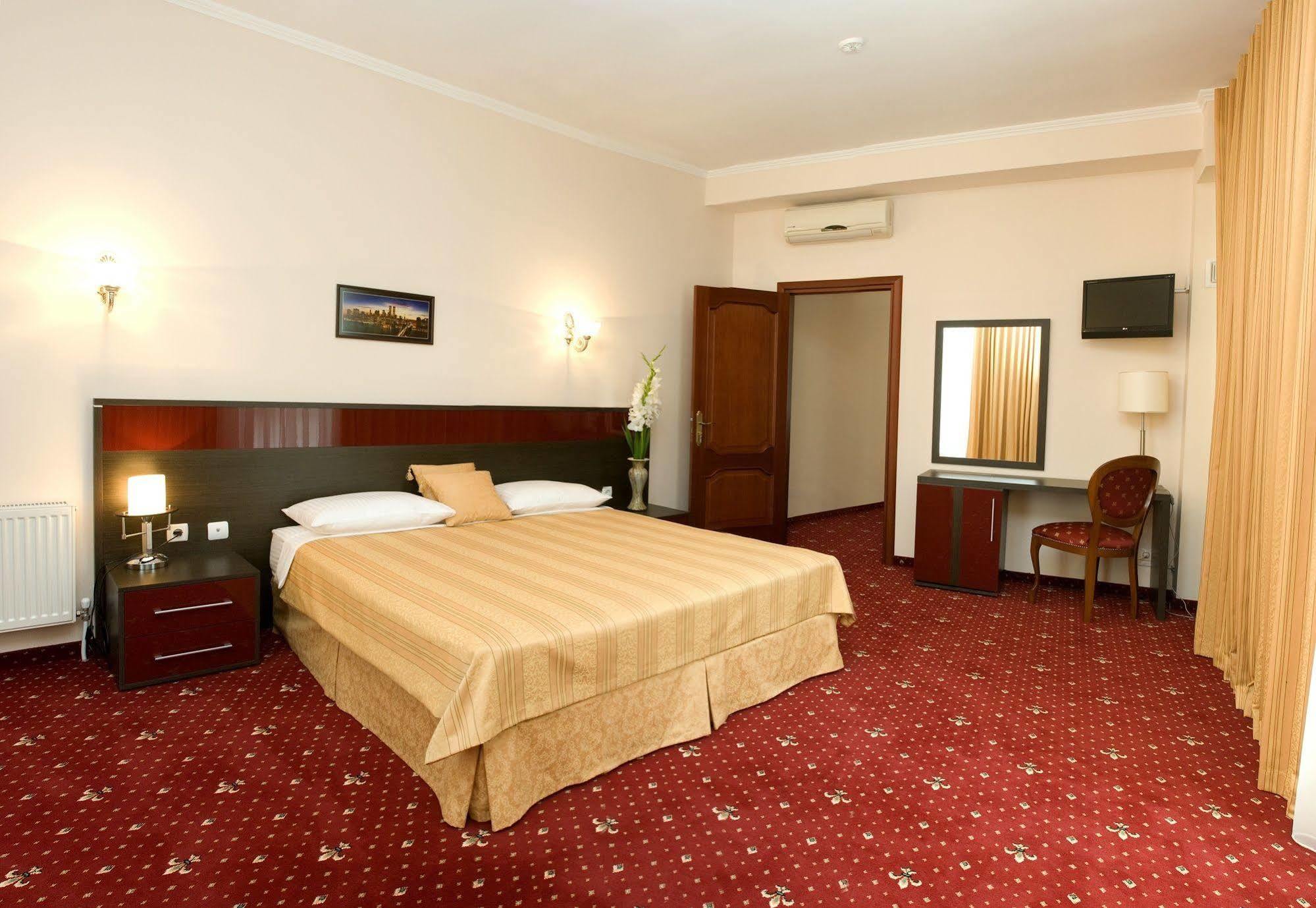 Manhattan Hotel & Restaurant Chisinau Room photo